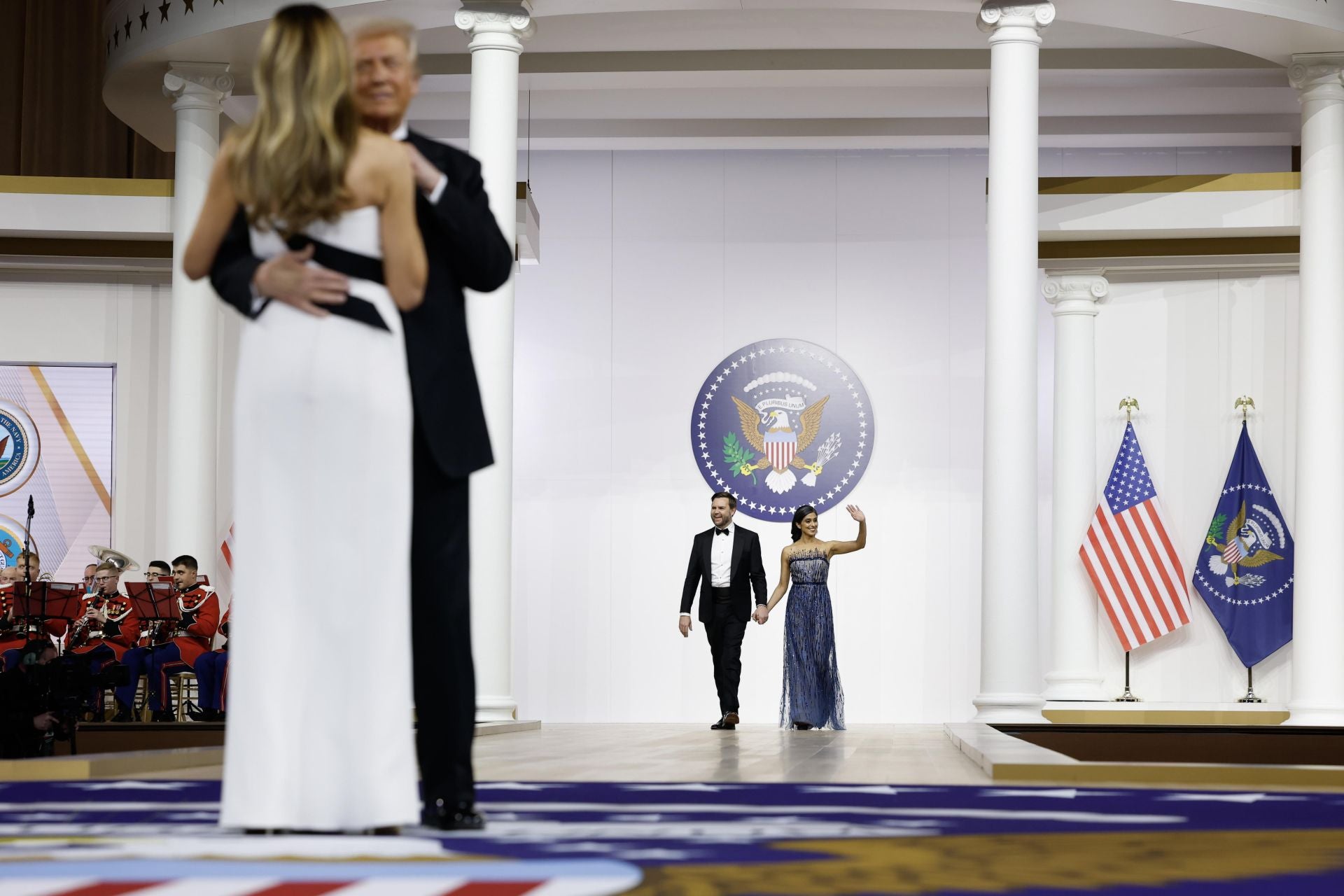 Los impecables looks de Ivanka y Melania Trump en el baile del Comandante en Jefe