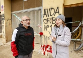 Danny y Neri frente al garaje donde ocurrió el accidente.