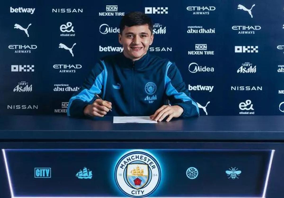 Kushanov firmando por el Manchester City.