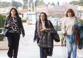 Maribel Albalat, Lorena Silvent y Ana Martín a su llegada al Centro de Coordinación de Emergencias de l'Eliana.