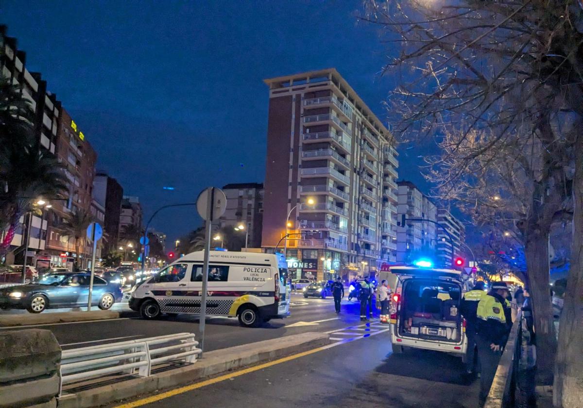 Imagen principal - Dos heridas en un atropello en la avenida Campanar de Valencia al saltarse un coche un semáforo en rojo