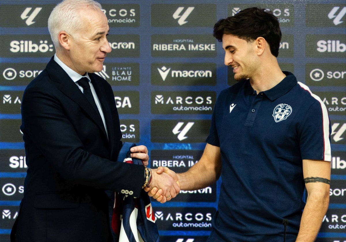 Pablo Sánchez saluda a Álex Forés durante la presentación del futbolista.