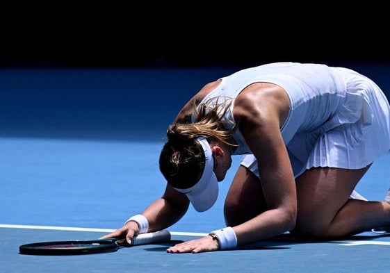 Paula Badosa celebra su victoria en los cuartos de final de Australia.