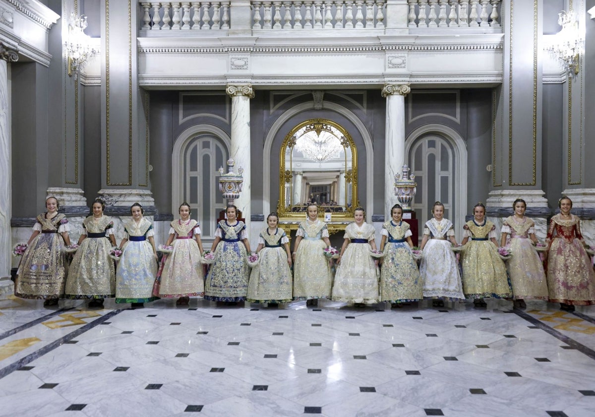 Las falleras mayores con su corte de honor.