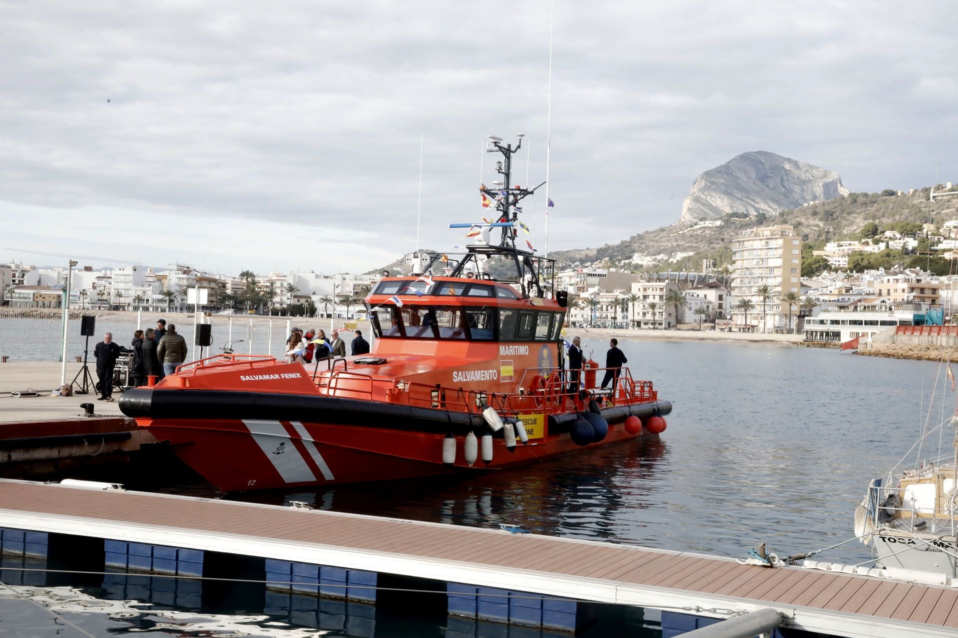 La 'Salvamar Fénix', en el puerto de Xàbia.