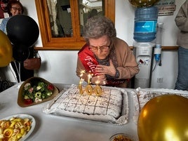 Inés Abad, soplando las velas.