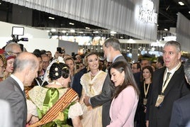 Los Reyes visitan el stand de la Comunitat Valenciana en Fitur.