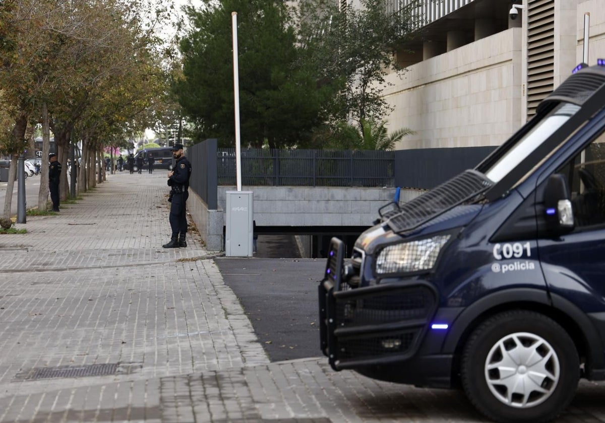 Un furgón de la Policía Nacional en la puerta de la Ciudad de la Justicia en una imagen de archivo.