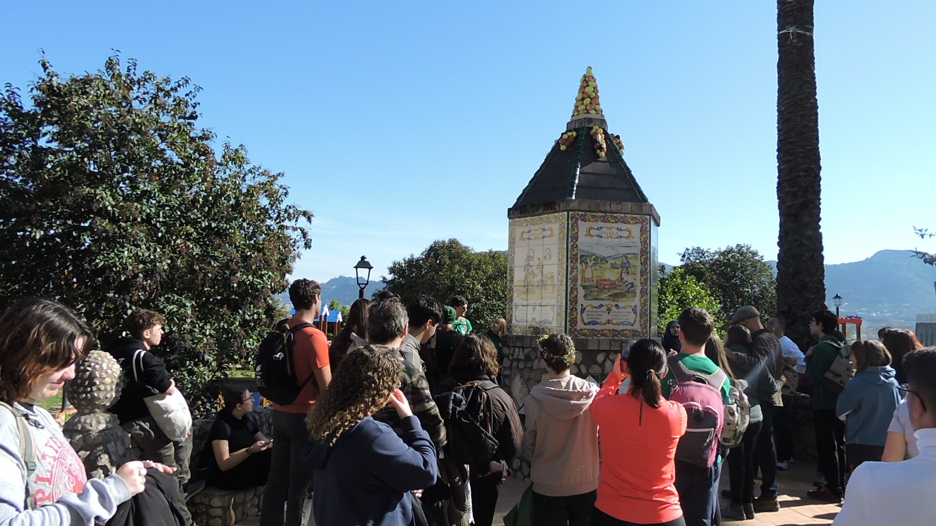 Imagen principal - Distintos momentos de la visita a Torrella y la comarca, donde pudieron ver el montaje de la foguera de Cerdà.