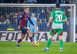 Ángel Algobia controla el balón durante el partido contra el Granada.