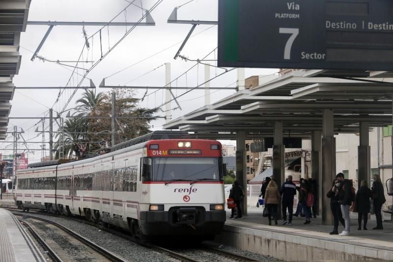 Renfe comunica que ya no se podrán adquirir abonos gratuitos ni títulos con descuento desde este jueves