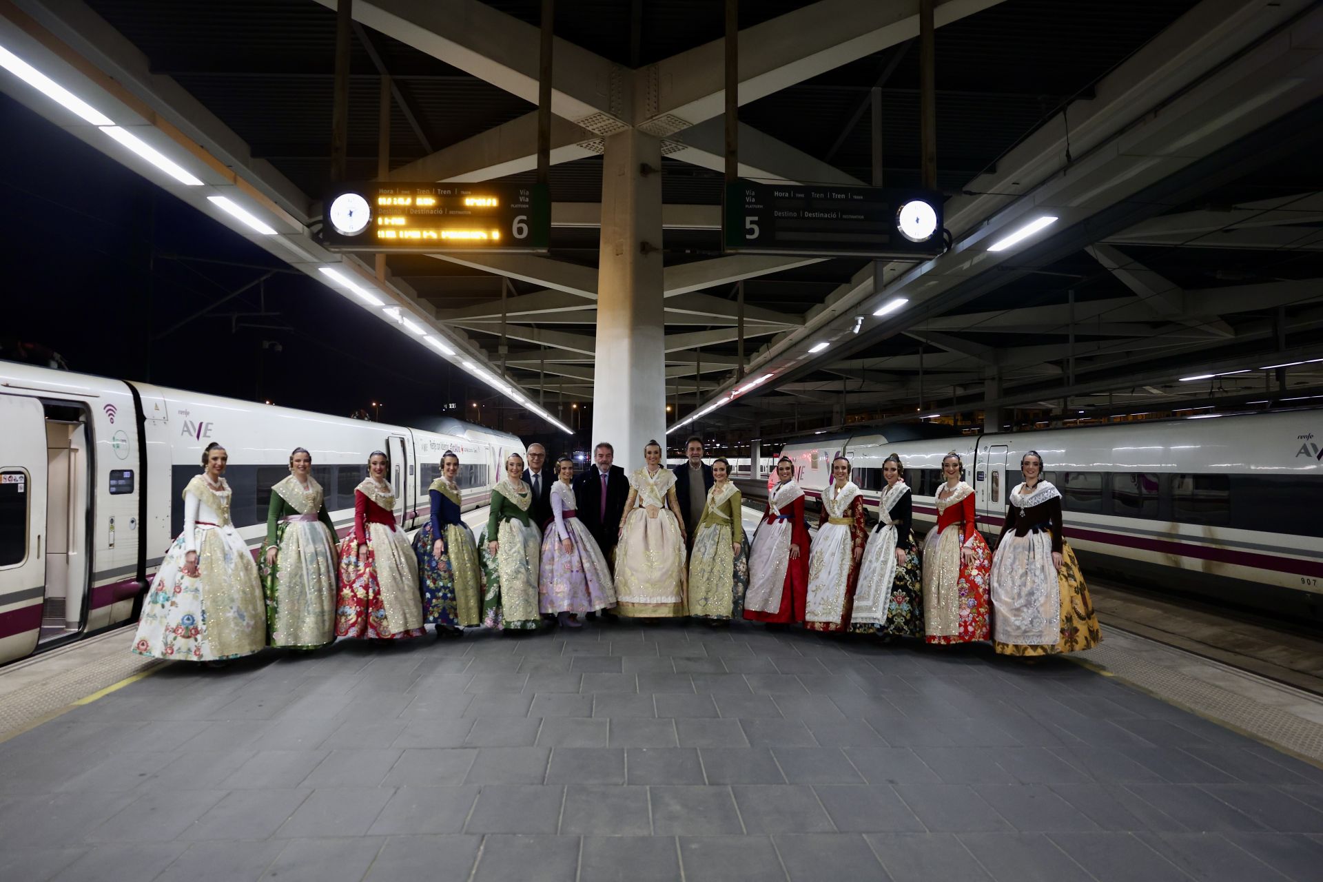 Fotos: los Reyes visitan el stand de la Comunitat Valenciana en Fitur