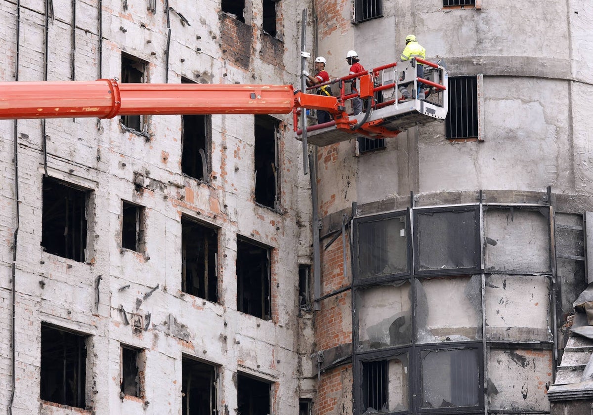 Técnicos trabajan la fachada del edificio de Campanar.