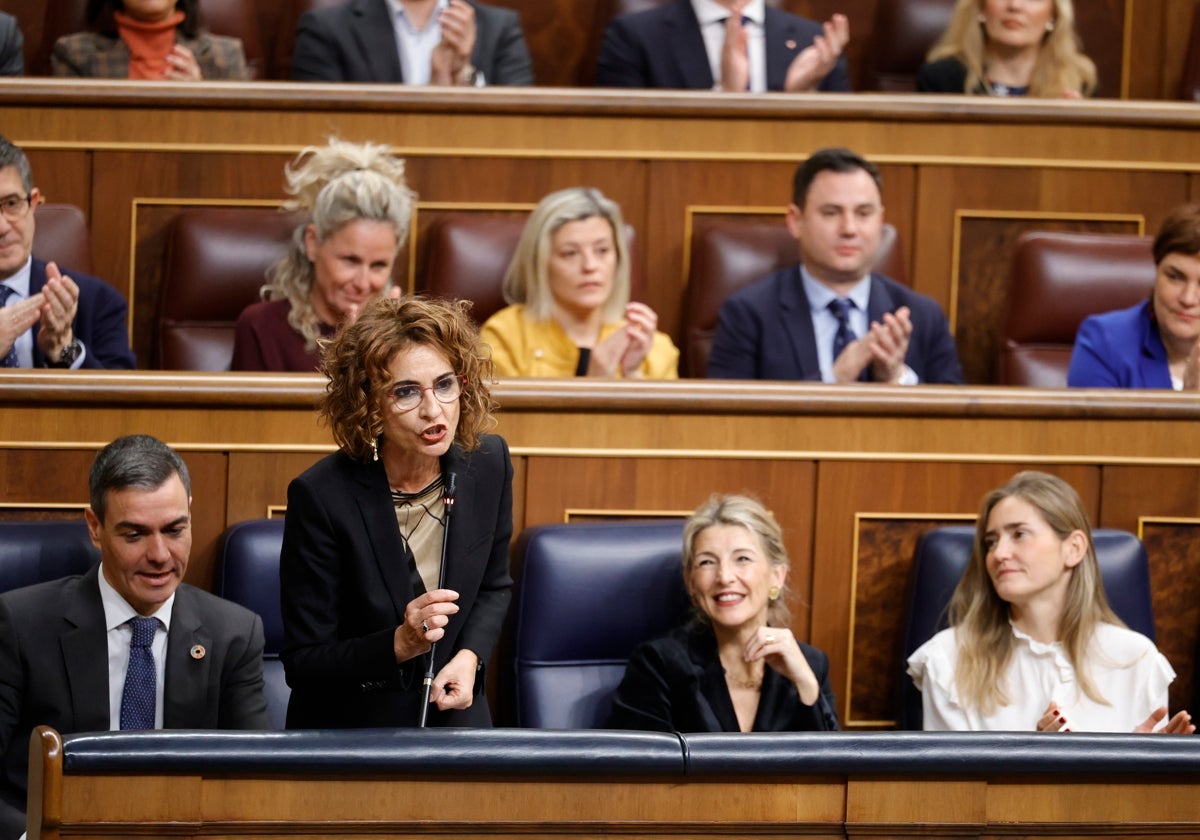 María Jesús Montero interviene desde su escaño en presencia de Sánchez, Díaz y Aagesen.