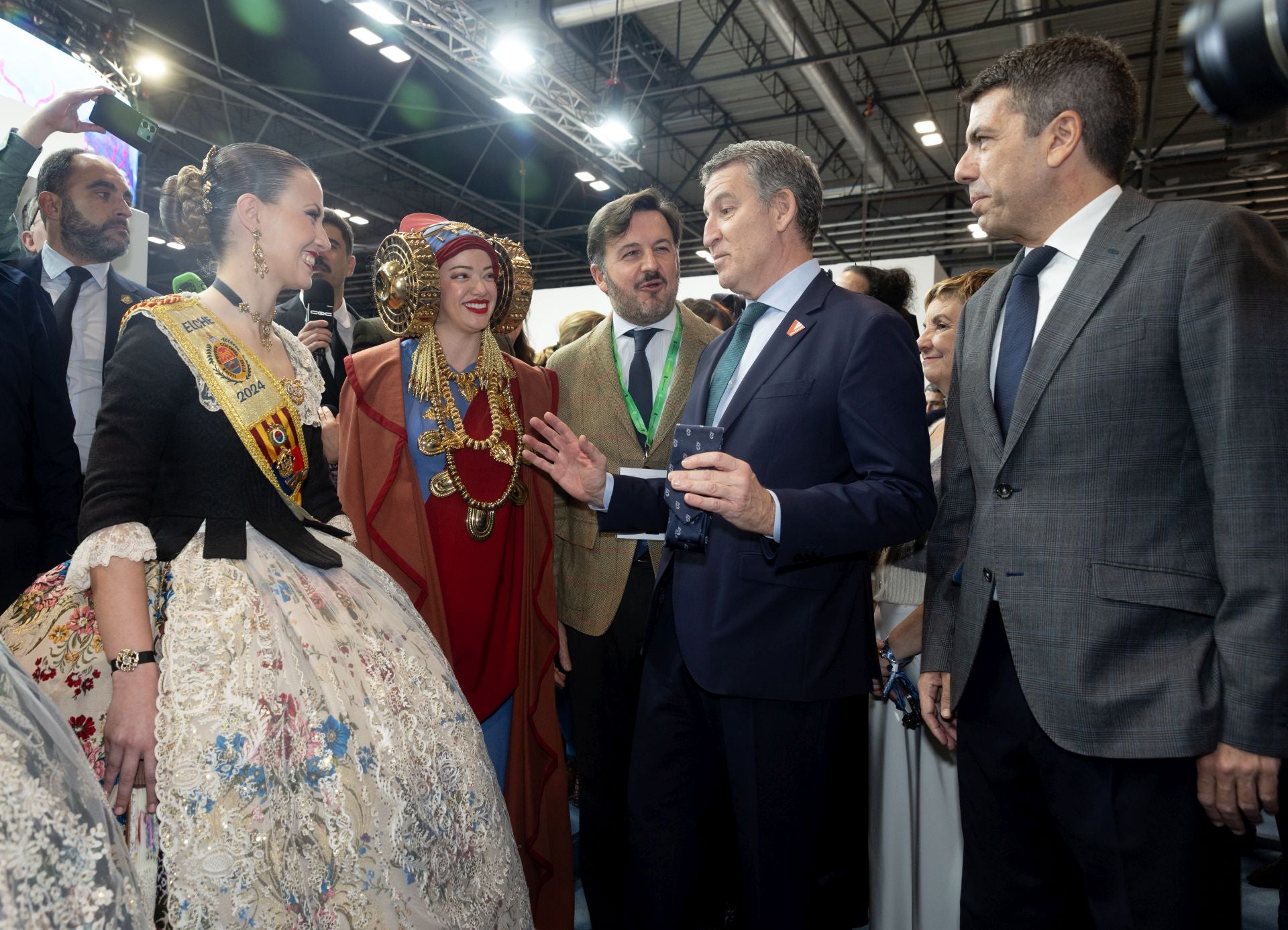 Feijóo visita por sorpresa el estand de la Comunitat en Fitur