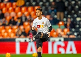 Enzo Barrenechea calentando antes del partido contra la Real Sociedad en Mestalla.