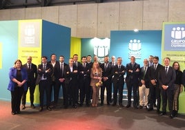 Directivos y representantes de Cajamar en Fitur.