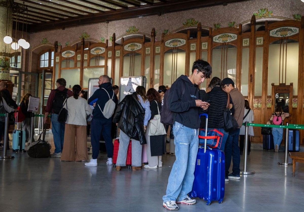 Viajeros en la zona de taquillas de la Estación del Norte.