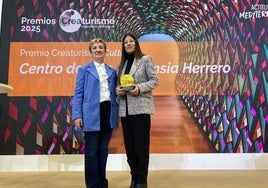 La directora de operaciones del CAHH, Miriam Macarro, con el galardón otorgado en Fitur por Turisme Comunitat Valenciana.