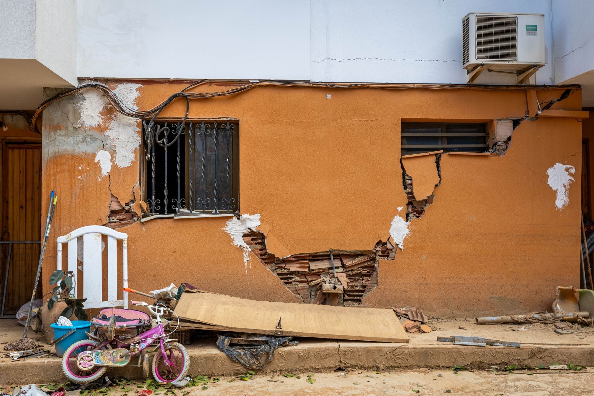 FOTOS | El mapa de las viviendas dañadas por la dana: Los últimos vecinos de la calle fantasma de Catarroja