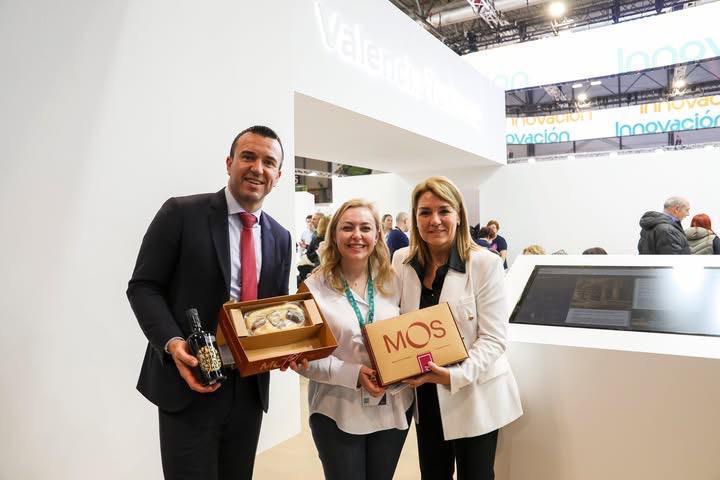 Imagen secundaria 1 - Arriba, momento de la elaboración de la coca de fira. Sobre estas líneas, las autoridades reciben el cofre de la marca MOS y otro momento de la demostración gastronómica.