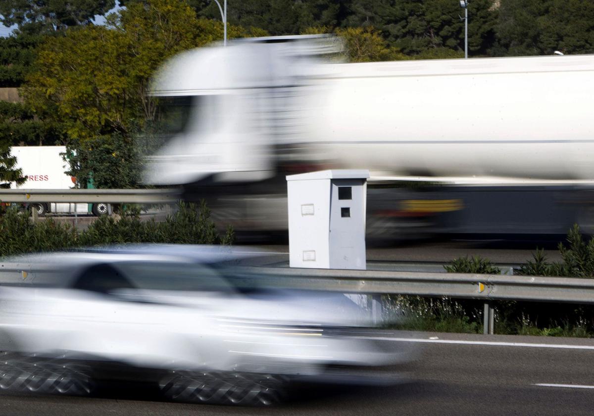 Un controlador de velocidad en la A-7 en la provincia de Valencia.