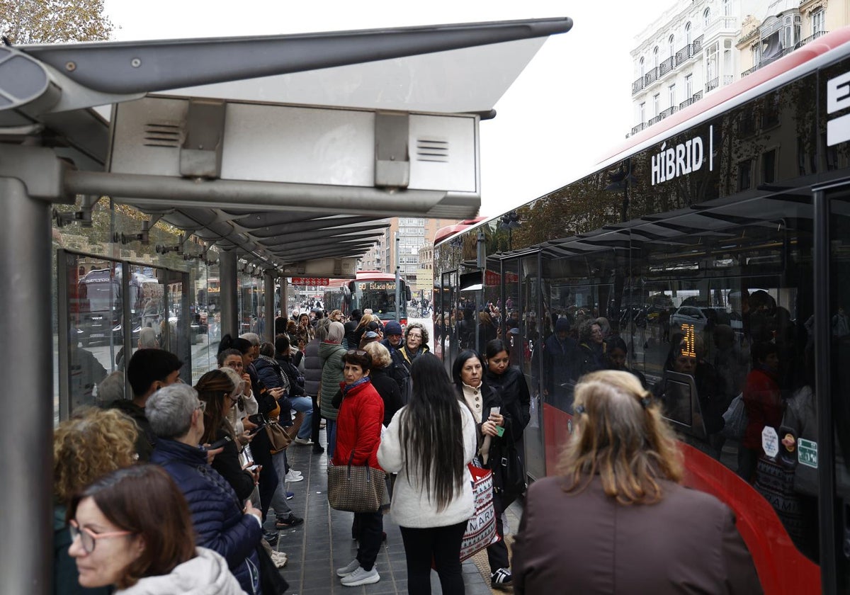 Decenas de personas, en una parada del autobús de la EMT.