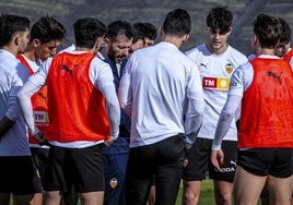 Carlos Corberán, dando instrucciones en un entrenamiento.