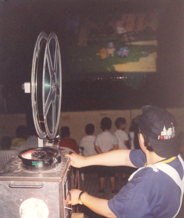 Imagen secundaria 2 - Arriba, instalación en la playa del Pinar de Castellón en el verano de 1996. Abajo, el padre del autor, Antonio Aguilar, con un equipo Wassmann Multikino portátil. A la derecha, el autor, Yuri Aguilar, proyectando la película 'Pokémon' al aire libre en el Auditorio de Carlet en el verano del año 2000.