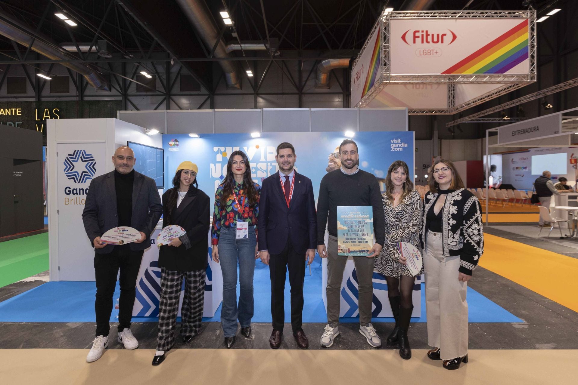 Las autoridades con los organizadores y representantes de los festivales.