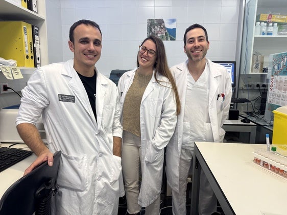 Juan Ramón Berenguer y Paula Bertomeu, facultativos de la sección de biología molecular, y Javier Coy, especialista de la sección de microbiología.