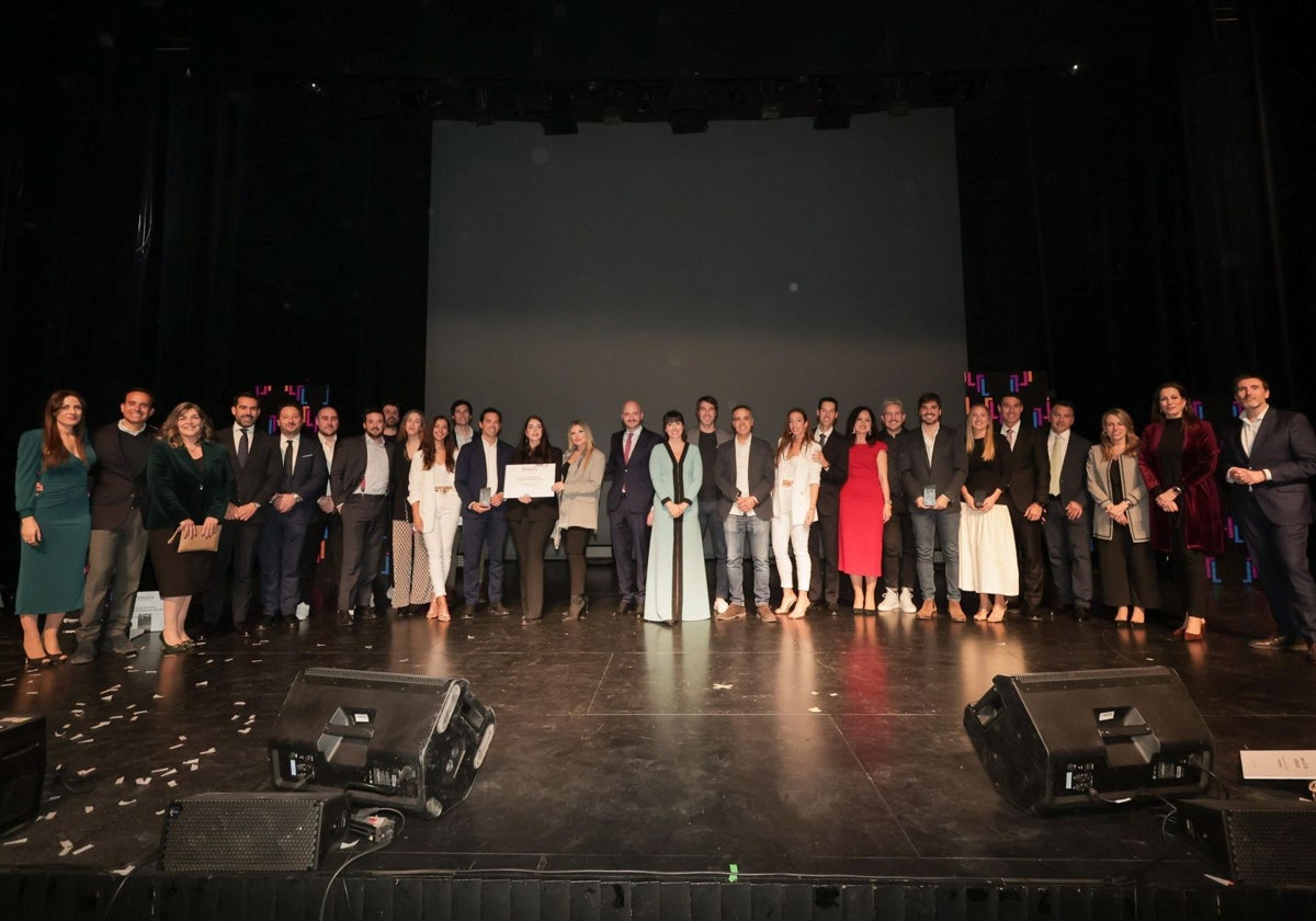 Foto de familia de AJEV y premiados.