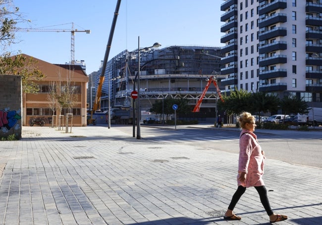 Una mujer pasea por el entorno del pabellón Roig Arena.