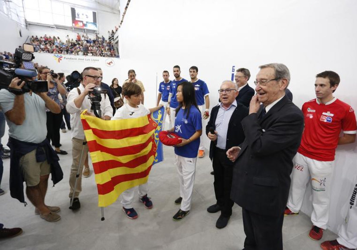 Rovellet, en otro homenaje que recibió en Pelayo.