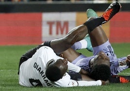 Diakhaby, en el momento de caer lesionado en Mestalla.