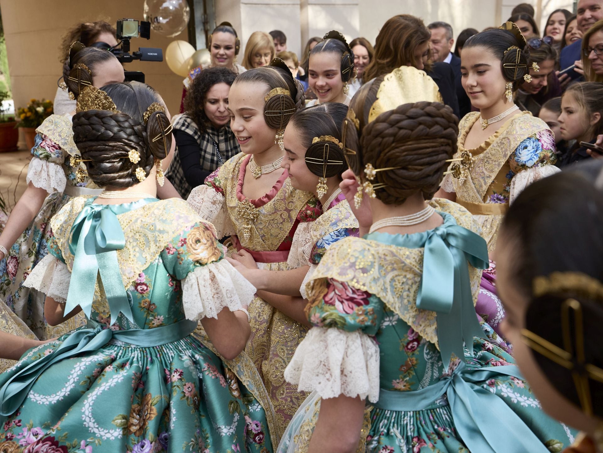 Lucía García, fallera mayor infantil de Valencia 2025, elige el coralina como color de su espolín