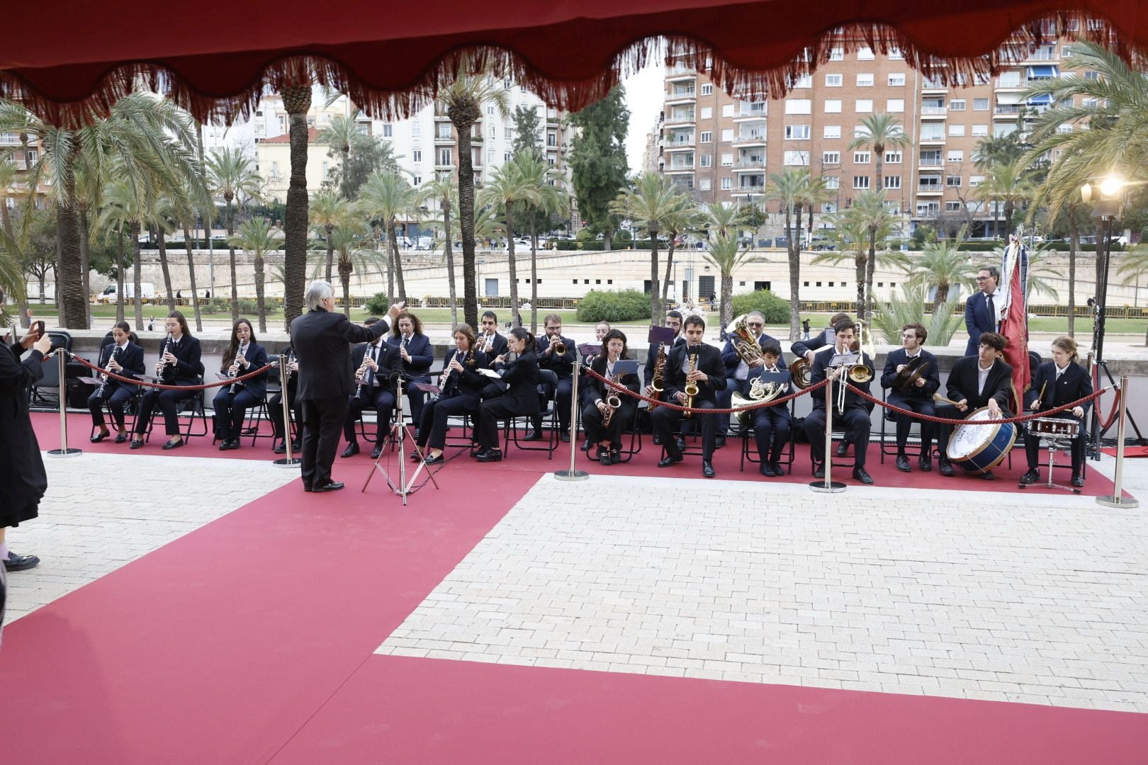 La exaltación de la fallera mayor infantil de Valencia, Lucía García, en imágenes