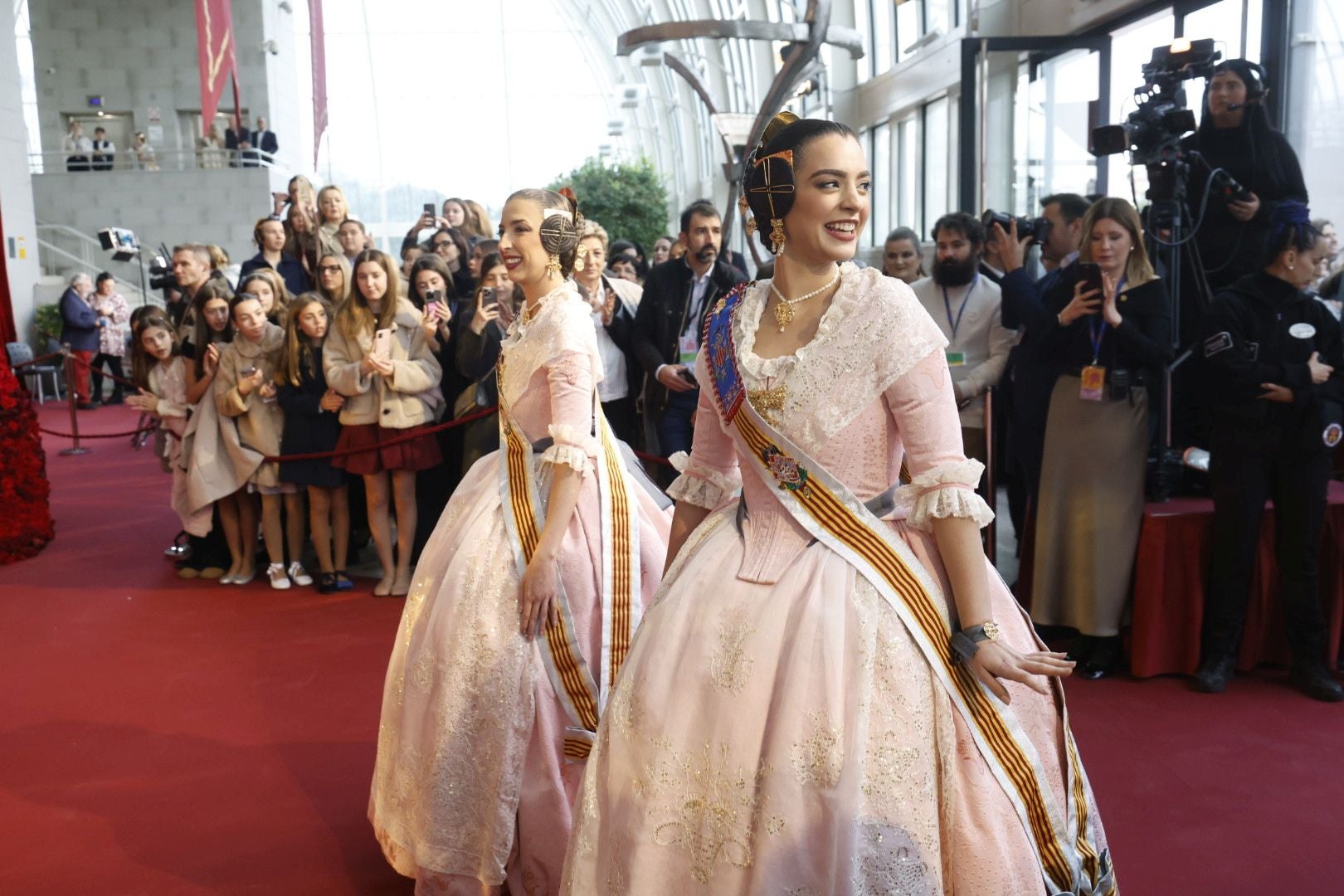 La exaltación de la fallera mayor infantil de Valencia, Lucía García, en imágenes