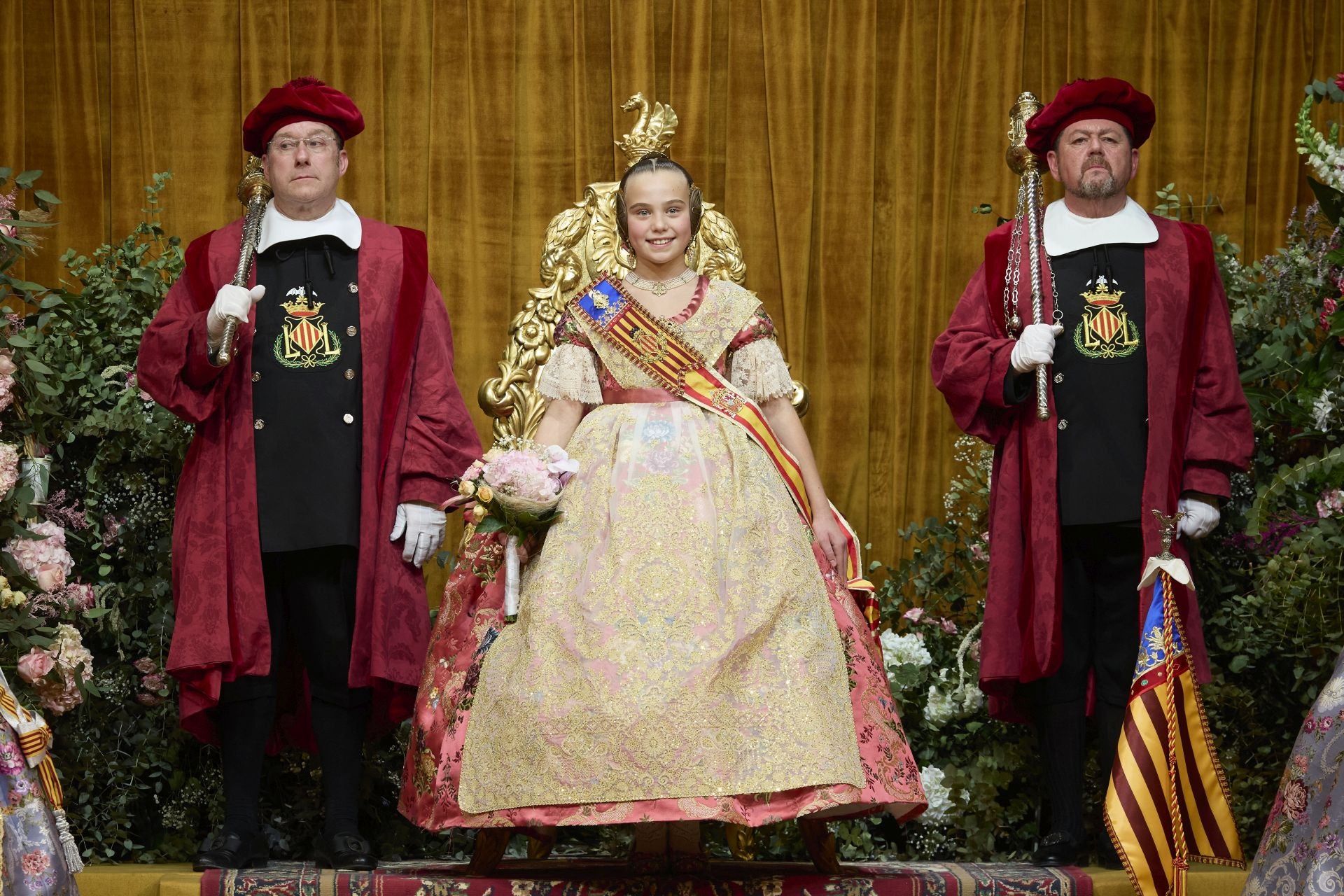 La exaltación de la fallera mayor infantil de Valencia, Lucía García, en imágenes