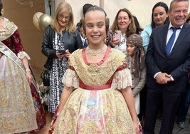 Lucía García Rivera, con su espolín coralina, tras salir del patio de su casa.