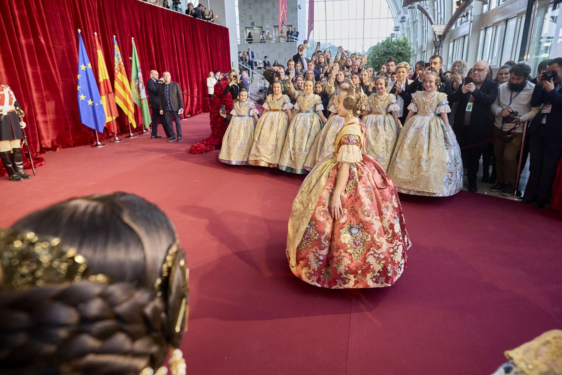 La exaltación de la fallera mayor infantil de Valencia, Lucía García, en imágenes