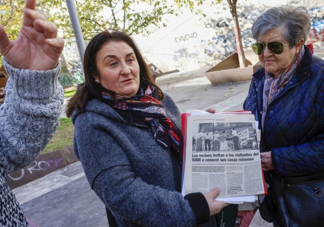 Los vecinos, con los recortes de prensa, entre ellos de LAS PROVINCIAS, con los que, dicen, se enteraban de lo que ocurría con sus hogares.