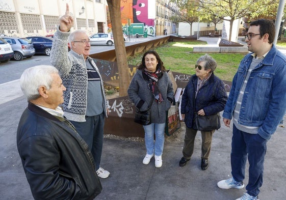 Francisco Martínez, Francisco Lago, Pili Castelló, Amparo Cerdá y Francisco Juan Lago, vecinos de El Carmen que vieron expropiadas sus viviendas para la ampliación del IVAM que nunca se hizo.