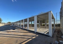 Aulas prefabricadas para el alumnado del Ceip L'Horta, colocadas en el patio del Jaume I.