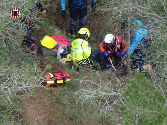 Momento en el que el ciclista es atendido por el médico del helicóptero.