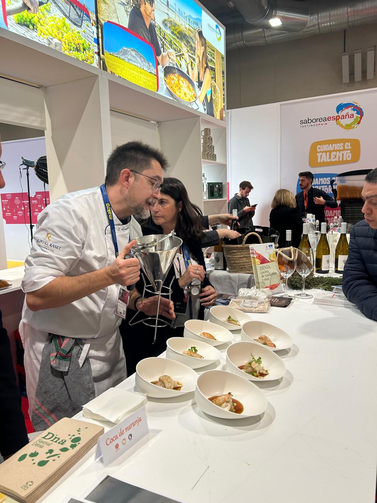 El chef Fernando González, preparando una de las tapas de Dénia en Madrid Fusión.