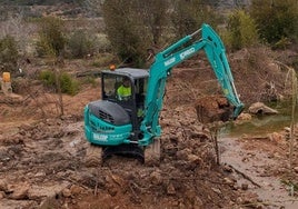 Una de las excavadoras, en plena reconstrucción del camino.