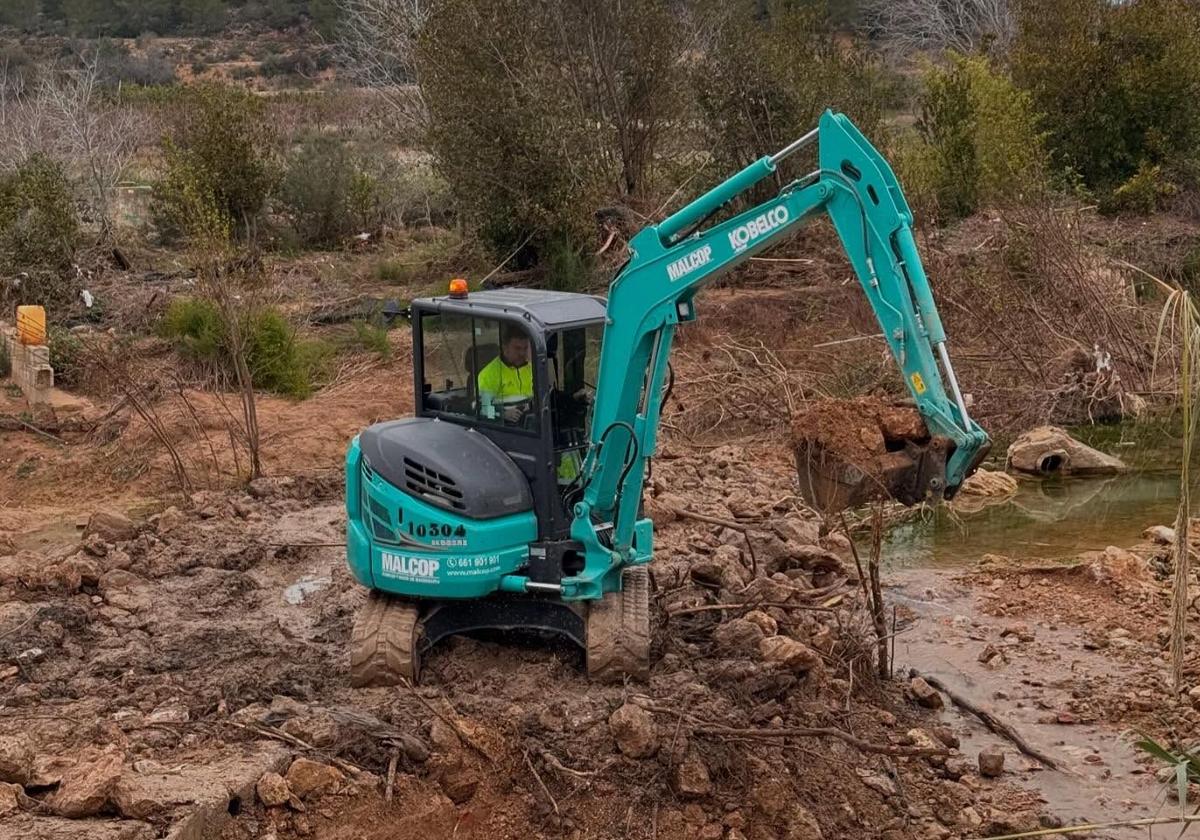 Una de las excavadoras, en plena reconstrucción del camino.