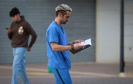 El actor Xoán Fórneas, que encarna a Quique en 'Respira', en el campus de la Politécnica de Valencia.