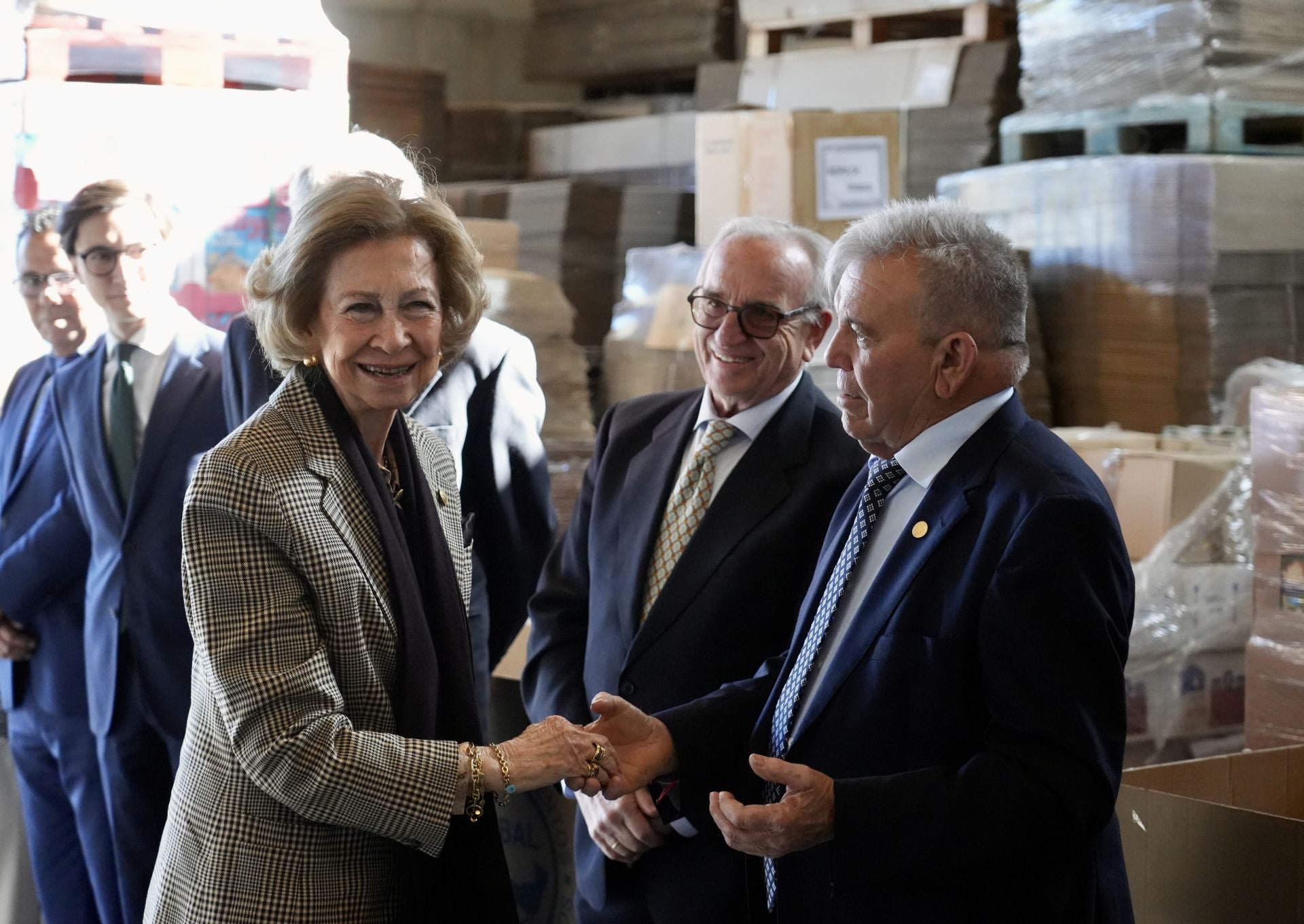 Doña Sofía visita el Banco de Alimentos de Valencia